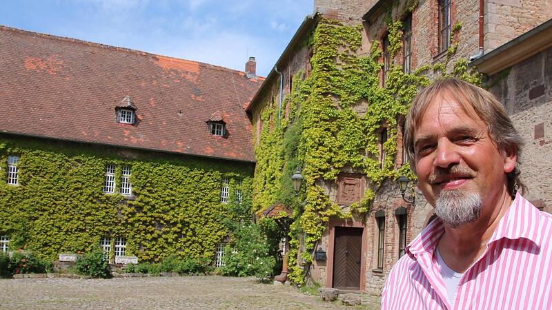 Stadtbaumeister Detlef Mohr im Innenhof von Schloss Saaleck