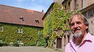Stadtbaumeister Detlef Mohr im Innenhof von Schloss Saaleck