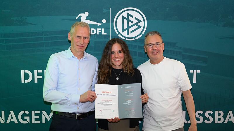 Die Gesch&auml;ftsf&uuml;hrerin der SpVgg Bayreuth, Nicole Kalemba, war mit ihrer Abschlussarbeit Jahrgangsbeste eines Management-Lehrgangs des DFB und der DFL. Geehrt wurde sie daf&uuml;r von DFB-Gesch&auml;ftsf&uuml;hrer Andreas Rettig (rechts) und DFL-Leiter Ansgar Schwenken (links).