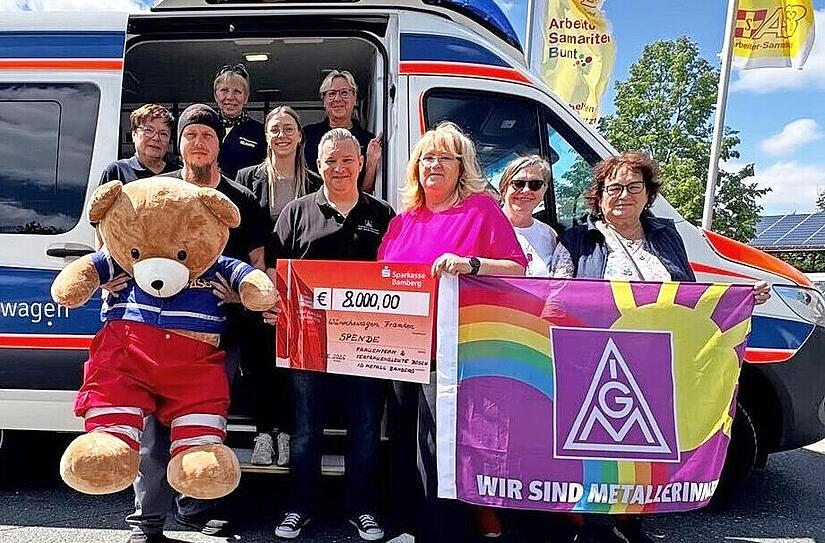 &Uuml;bergabe der Spende der IG Metall an das Team des W&uuml;nschewagens.