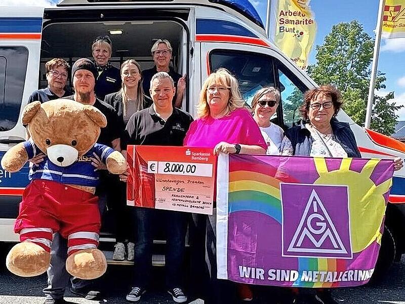 &Uuml;bergabe der Spende der IG Metall an das Team des W&uuml;nschewagens.