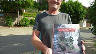 Autor Thomas Bernard mit seinem Sagenbuch. Im Hintergrund die Burg Pottenstein.Forchheim & Fränkische Schweiz Autor Thomas Bernard mit seinem Sagenbuch. Im Hintergrund die Burg Pottenstein.Forchheim & Fränkische Schweiz