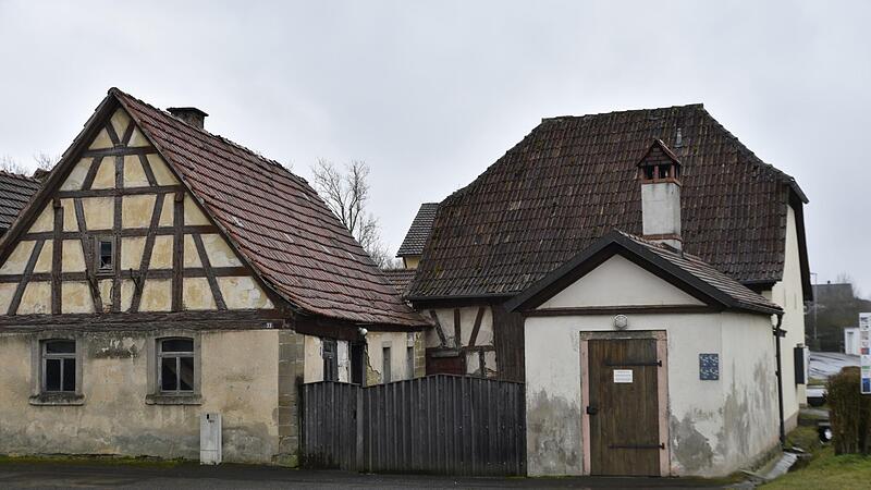 Ein Hauptanliegen der Hellinger, was sich bei Bürgerbeteiligungen herauskristallisierte, ist die Schaffung eines Dorfgemeinschaftshauses durch Sanierung des Anwesens „Am Backhaus 4“.