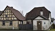 Ein Hauptanliegen der Hellinger, was sich bei Bürgerbeteiligungen herauskristallisierte, ist die Schaffung eines Dorfgemeinschaftshauses durch Sanierung des Anwesens „Am Backhaus 4“. Ein Hauptanliegen der Hellinger, was sich bei Bürgerbeteiligungen herauskristallisierte, ist die Schaffung eines Dorfgemeinschaftshauses durch Sanierung des Anwesens „Am Backhaus 4“.