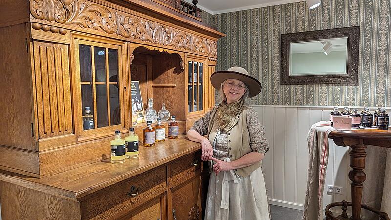 Hier ist angerichtet, und zwar stilvoll: Cindy Flessa im Verkaufsraum des &bdquo;Emporiums" in Coburg.