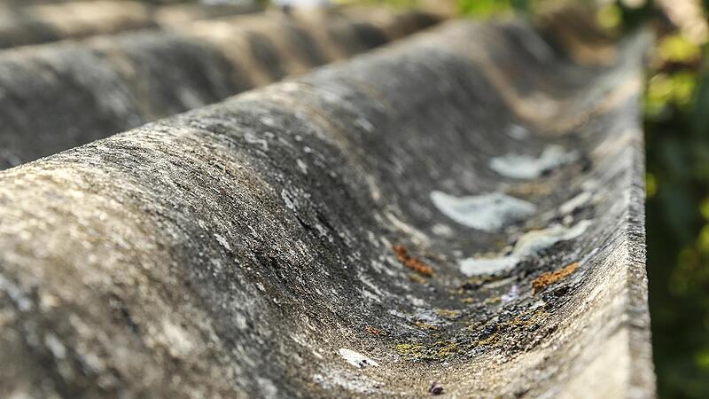 Sie liegen auf vielen Dächern: Wellplatten aus Beton, bekannt unter dem Markennamen Eternit, die, wenn vor 1990 hergestellt, in der Regel Asbest enthalten.
