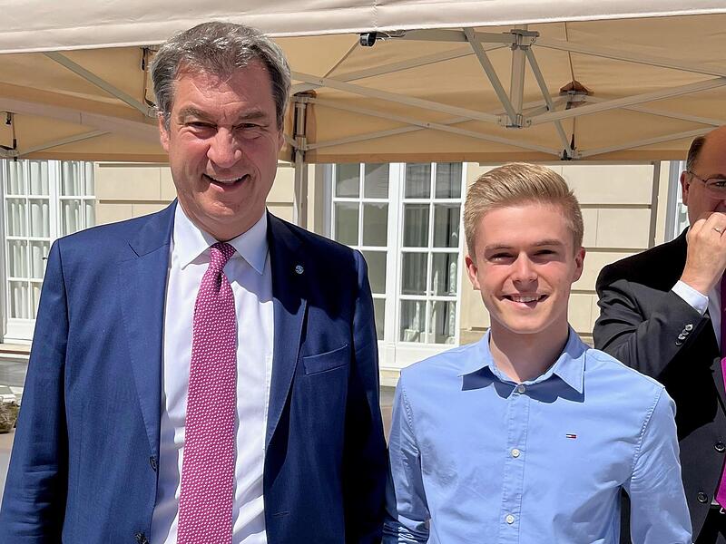 Der Landessch&uuml;lersprecher zusammen mit Ministerpr&auml;sident Dr. Markus S&ouml;der.