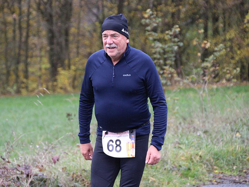 Trotz nasskaltem Herbstwetter lie&szlig;en sich die Sportler den Spa&szlig;  beim 38. Frankenwaldlauf der LG Ludwigschorgast nicht vermiesen.