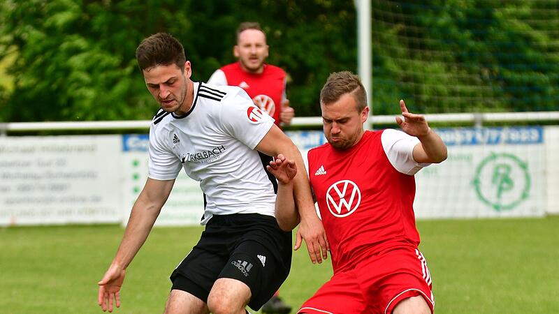 Stefan Dinkel (rechts) will im Derby gegen Baiersdorf die Negativserie beenden - mit Toren und Kampfgeist.