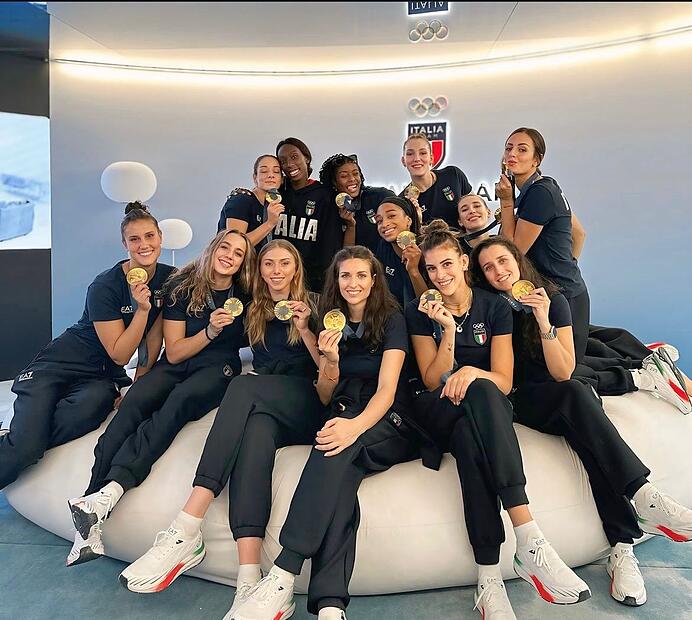 Sarah Luisa Fahr (dritte von links) und ihre Mitspielerinnen posieren mit ihren Goldmedaillen.