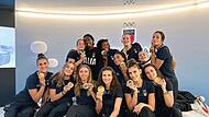Sarah Luisa Fahr (dritte von links) und ihre Mitspielerinnen posieren mit ihren Goldmedaillen.