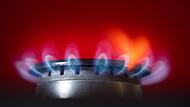 Flamme eines Gasherdes brennt in einer Küche