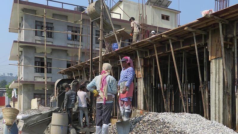 Gro&szlig;baustelle: Neben der Schule wird in Malekhu gerade eine Mensa gebaut &ndash; erdbebensicher.