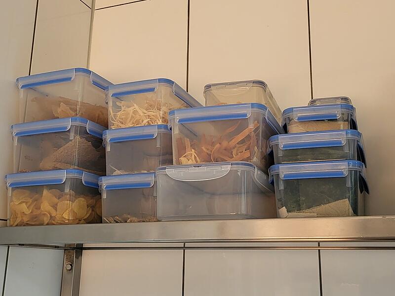 Eine Auswahl der Tupperdosen, die sich in der Küche überall stapeln. Darin die zahlreichen Komponenten, die mise en place zubereitet wurden.