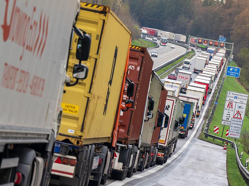 Autobahnstau wegen Blockabfertigung