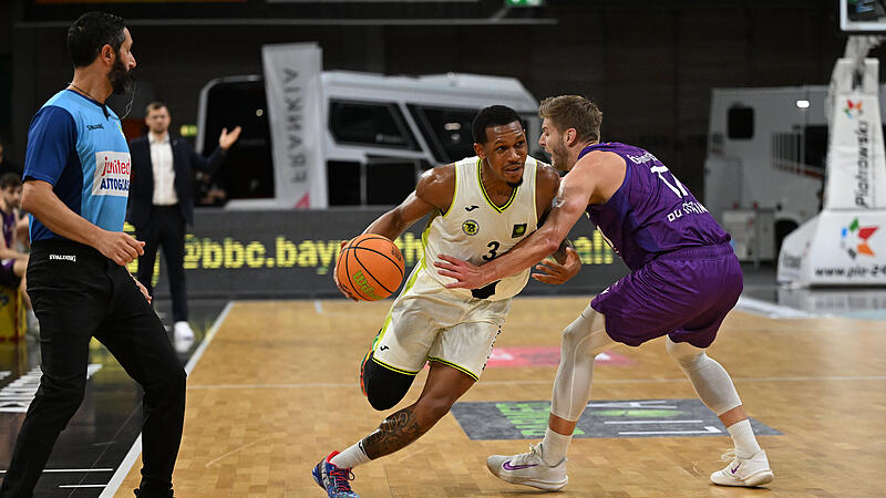 Sport Basketball  2. Bundesliga PROA Saison 2025 / 2026  09. Spieltag  am Samstag 15.11.2025 Spielort Bayreuth Oberfrankenhalle  Spielbeginn 19.00 h  BBC Bayreuth gegen BG G&ouml;ttingen Halbzeitergebnis  36:35 Endstand  77:88 Foul von Mathis M&Ouml;NNINGHOFF geg