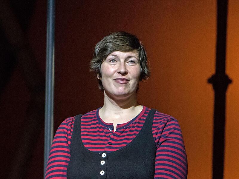 Jasmin Sarah Zamani inszeniert &bdquo;Die Dreigroschenoper&ldquo; am Landestheater Coburg.