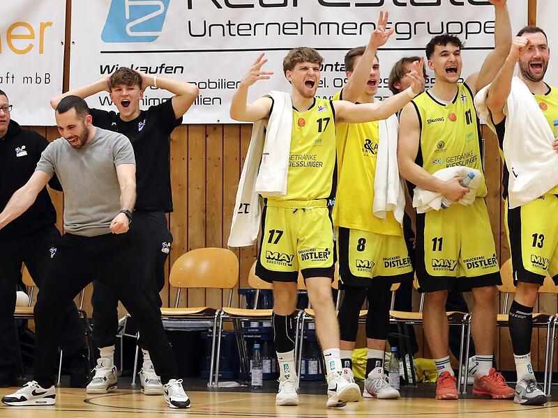 Die Breitengüßbacher Bankspieler und Trainer Mark Völkl (l.) jubeln nach einem Dreier. Die Breitengüßbacher Bankspieler und Trainer Mark Völkl (l.) jubeln nach einem Dreier.
