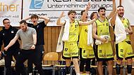 Die Breiteng&uuml;&szlig;bacher Bankspieler und Trainer Mark V&ouml;lkl (l.) jubeln nach einem Dreier.