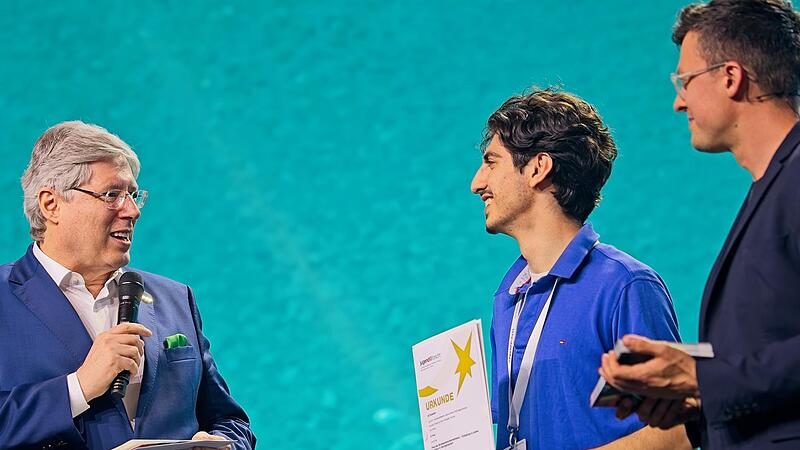 Georg Schaeffler, Aufsichtsratsvorsitzender der Schaeffler AG (links), &uuml;bergibt den Schaeffler-Sonderpreis an Ali Suleman (Mitte) f&uuml;r sein Projekt &bdquo;eC-Pulse&ldquo;, in dem er alternative K&uuml;hlmethoden f&uuml;r kompakte Elektrofahrzeuge entwickelte. Rechts im ...