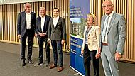 Forschung im Blick in Herzogenaurach: Werner Hohenberger (rechts im Bild) kl&auml;rt auf.