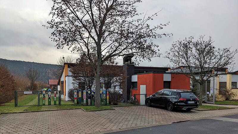 Links des Kindergartens soll der Container hinkommen.