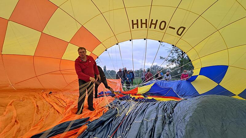 Pilot Axel Emersleben macht seinen Heißluftballon in der Hülle startklar für eine kommerzielle Fahrt.