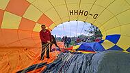 Pilot Axel Emersleben macht seinen Heißluftballon in der Hülle startklar für eine kommerzielle Fahrt.