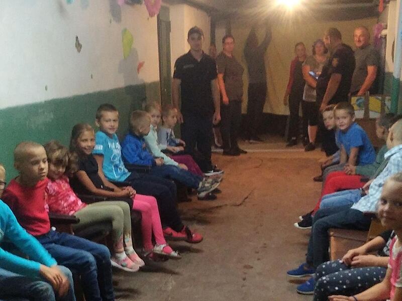 Bei Fliegeralarm müssen die Kinder im Keller der Schule Schutz suchen. Bei Fliegeralarm müssen die Kinder im Keller der Schule Schutz suchen.