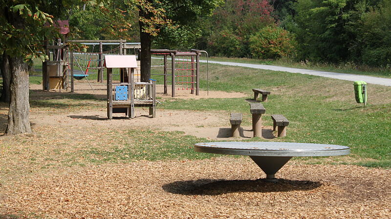 Der angrenzende Spielplatz liegt direkt neben dem Platz, wo das Freizeitangebot stattfindet. Der angrenzende Spielplatz liegt direkt neben dem Platz, wo das Freizeitangebot stattfindet.