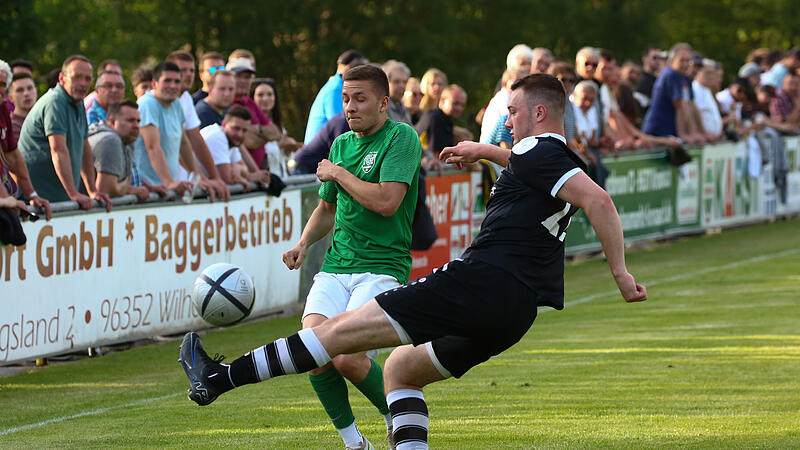 Jonas Nickol (grünes Trikot, hier im Derby im Mai) war mit seinen zwei Toren und einer Vorlage der Matchwinner beim TSV Neukenroth gegen den SV Friesen.
