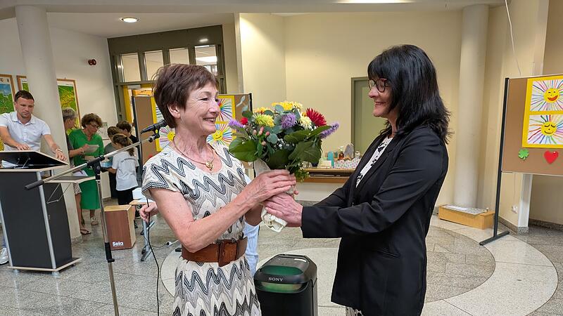 Schulamtsdirektorin Birgit Herr&eacute; (rechts) w&uuml;rdigte Barbara Buz langj&auml;hriges Wirken als Lehrerin und Schulleiterin in der Grundschule Bad Br&uuml;ckenau.
