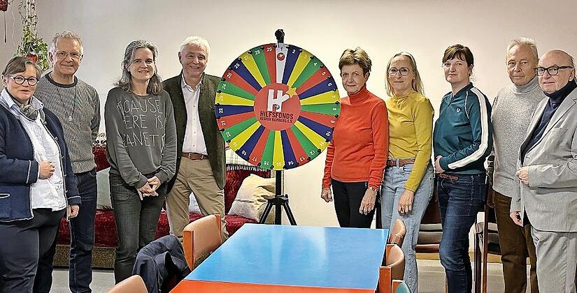 Vertreter des Hilfsfonds Region Bamberg bei der Spenden&uuml;bergabe (von links): Elisabeth Skantze (Inner Wheel Club Bamberg), Lothar Philipp (Lions-Club Bamberg-Michelsberg), Christine Bieber (Caritas), Hans-Ulrich Th&uuml;mmel (Ambassador Club Bamberg), ...