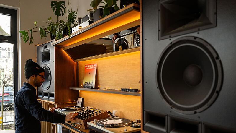 Listening Bar "Unkompress" Listening Bar "Unkompress"