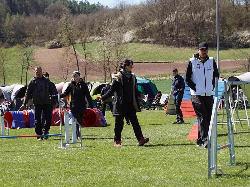 Sieben Minuten Zeit haben die Hundeführer, um sich den Parcours einzuprägen.