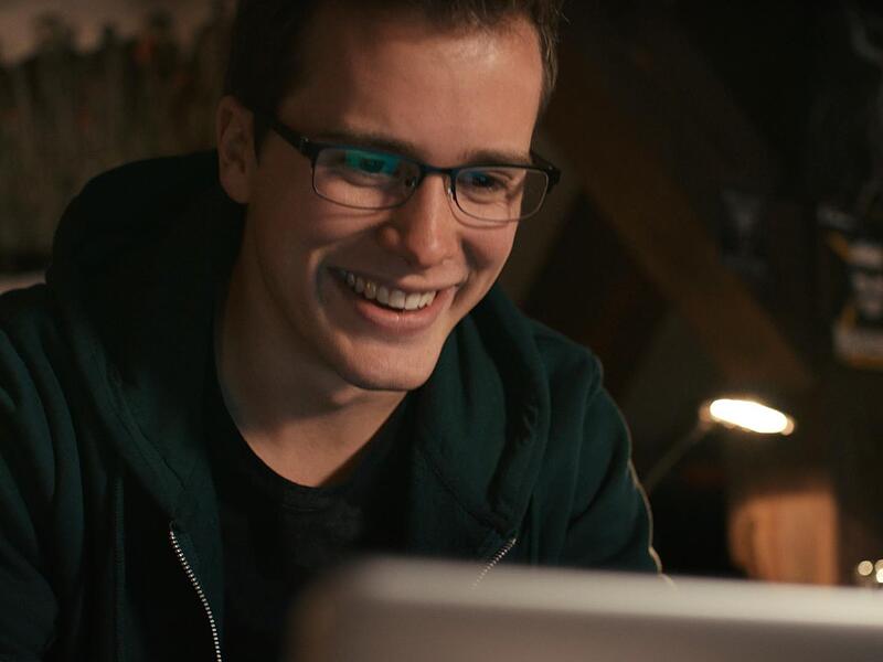 Ein Schauspieler verkörpert im Filmbeitrag das Mordopfer.