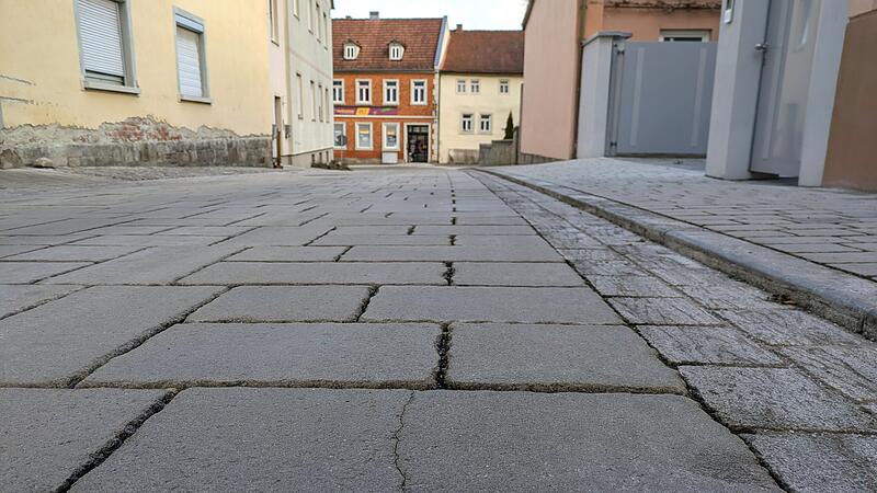 Manche Steine in der Kapellengasse haben bereits einen Riss.