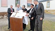 Enthüllung der Informationstafel in Rattelsdorf (v.l.): Bürgermeister Hans-Jürgen Scheerbaum, Bezirksheimatpfleger Professor Günter Dippold, Regionalbischöfin Berthild Sachs, Vorsitzender Erich Schneeberger (Verband der Sinti und Roma Bayern) und ...