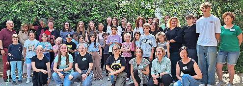 16 Sprachbegleiter (hier mit Vertretern des BRK, des Rotary-Clubs Haßberge und der Schulen) haben Zertifikate erhalten.