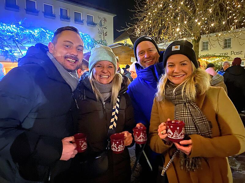 Strahlende Gesichter im Lichterglanz: Seit Freitag läuft der diesjährige Weihnachtsmarkt in Ebermannstadt. So lief die Eröffnung und das ist noch geboten.