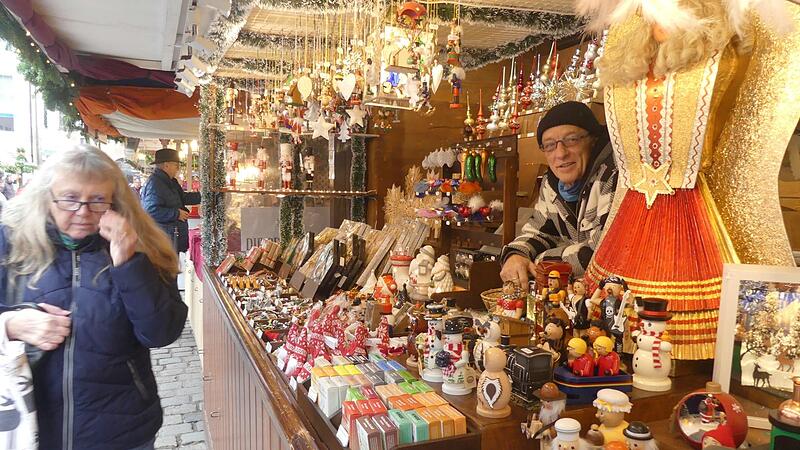 Seine Urgroßmutter war Marktfrau in Nürnberg gewesen. Ralf Rehder aus Herzogenaurach führt seine Bude auf dem Christkindlesmarkt in Nürnberg in der vierten Generation. Seine Urgroßmutter war Marktfrau in Nürnberg gewesen. Ralf Rehder aus Herzogenaurach führt seine Bude auf dem Christkindlesmarkt in Nürnberg in der vierten Generation.