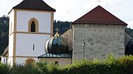 Die Niedermirsberger Jakobskirche mit dem Turm aus dem 15. Jahrhundert und rechts davon die 1937 eingeweihte Kirche mit den beiden Kuppelt&uuml;rmenForchheim & Fr&auml;nkische Schweiz