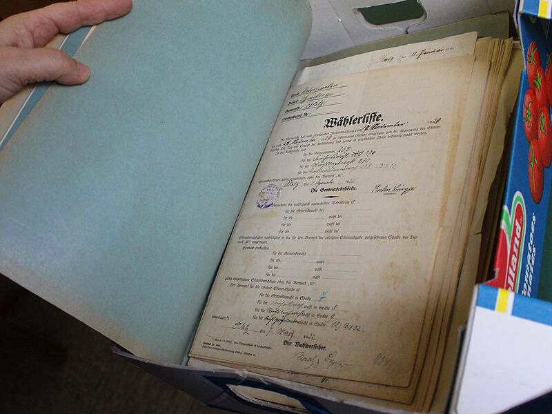 Eine Wählerliste aus dem Jahr 1932 muss sorgfältig im Rathaus in Geroda archiviert werden. Susanne Karges aus Bad Brückenau ist dafür zuständig. Eine Wählerliste aus dem Jahr 1932 muss sorgfältig im Rathaus in Geroda archiviert werden. Susanne Karges aus Bad Brückenau ist dafür zuständig.