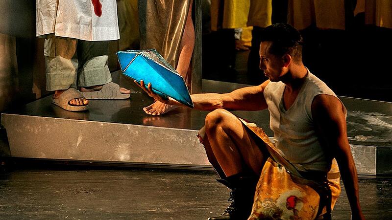 Der heilige Gral ist eine wichtige Requisite  f&uuml;r die &bdquo;Pasifal&ldquo;-Inzensierung bei den Festspielen in Bayreuth. Sie fertigte die Konditorei Besold in Weismain.