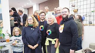 Der Sprung in den bayerischen Landtag ist Dr. Susanne Esslinger nicht geglückt. Trotzdem fühlen sich die Grünen, hier mit MdB Johannes Wagner (M.), in ihrer Politik bestätigt.