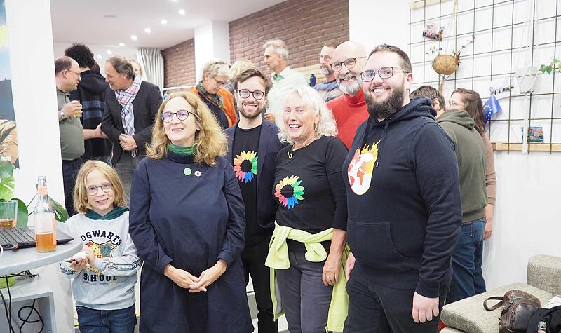 Der Sprung in den bayerischen Landtag ist Dr. Susanne Esslinger nicht geglückt. Trotzdem fühlen sich die Grünen, hier mit MdB Johannes Wagner (M.), in ihrer Politik bestätigt.