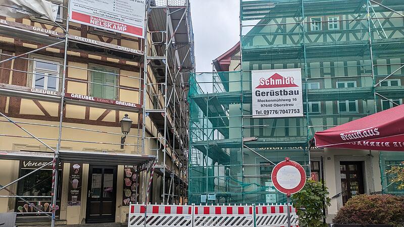 Die Straße vor ein paar Wochen. Kein Durchgang: Die Apothekergasse wird auch mit abgebauten Gerüsten geschlossen bleiben.