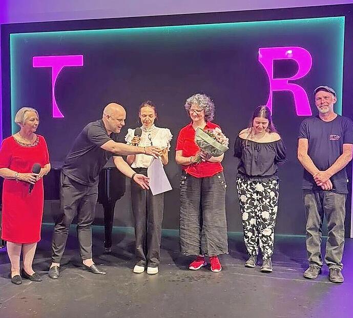 Der Intendant des Staatstheaters Regensburg Sebastian Ritschel übergibt den Preis an Anna Schindlbeck, Anne Maar, Valerie Baganz (Regieassistenz) und Christian Lingg (Bühne), links Ursula Michalke, Vorsitzende der Theaterfreunde Regensburg. Der Intendant des Staatstheaters Regensburg Sebastian Ritschel übergibt den Preis an Anna Schindlbeck, Anne Maar, Valerie Baganz (Regieassistenz) und Christian Lingg (Bühne), links Ursula Michalke, Vorsitzende der Theaterfreunde Regensburg.