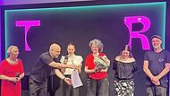 Der Intendant des Staatstheaters Regensburg Sebastian Ritschel übergibt den Preis an Anna Schindlbeck, Anne Maar, Valerie Baganz (Regieassistenz) und Christian Lingg (Bühne), links Ursula Michalke, Vorsitzende der Theaterfreunde Regensburg. Der Intendant des Staatstheaters Regensburg Sebastian Ritschel übergibt den Preis an Anna Schindlbeck, Anne Maar, Valerie Baganz (Regieassistenz) und Christian Lingg (Bühne), links Ursula Michalke, Vorsitzende der Theaterfreunde Regensburg.