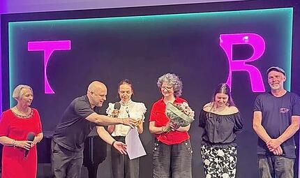Der Intendant des Staatstheaters Regensburg Sebastian Ritschel &uuml;bergibt den Preis an Anna Schindlbeck, Anne Maar, Valerie Baganz (Regieassistenz) und Christian Lingg (B&uuml;hne), links Ursula Michalke, Vorsitzende der Theaterfreunde Regensburg.